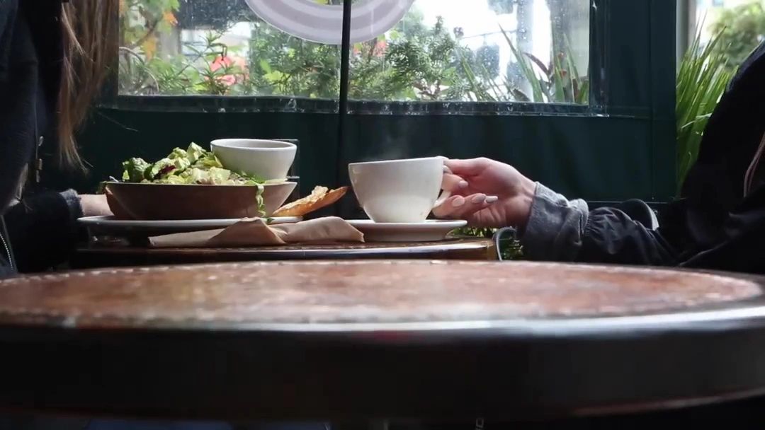 Candid coaching conversation in a café